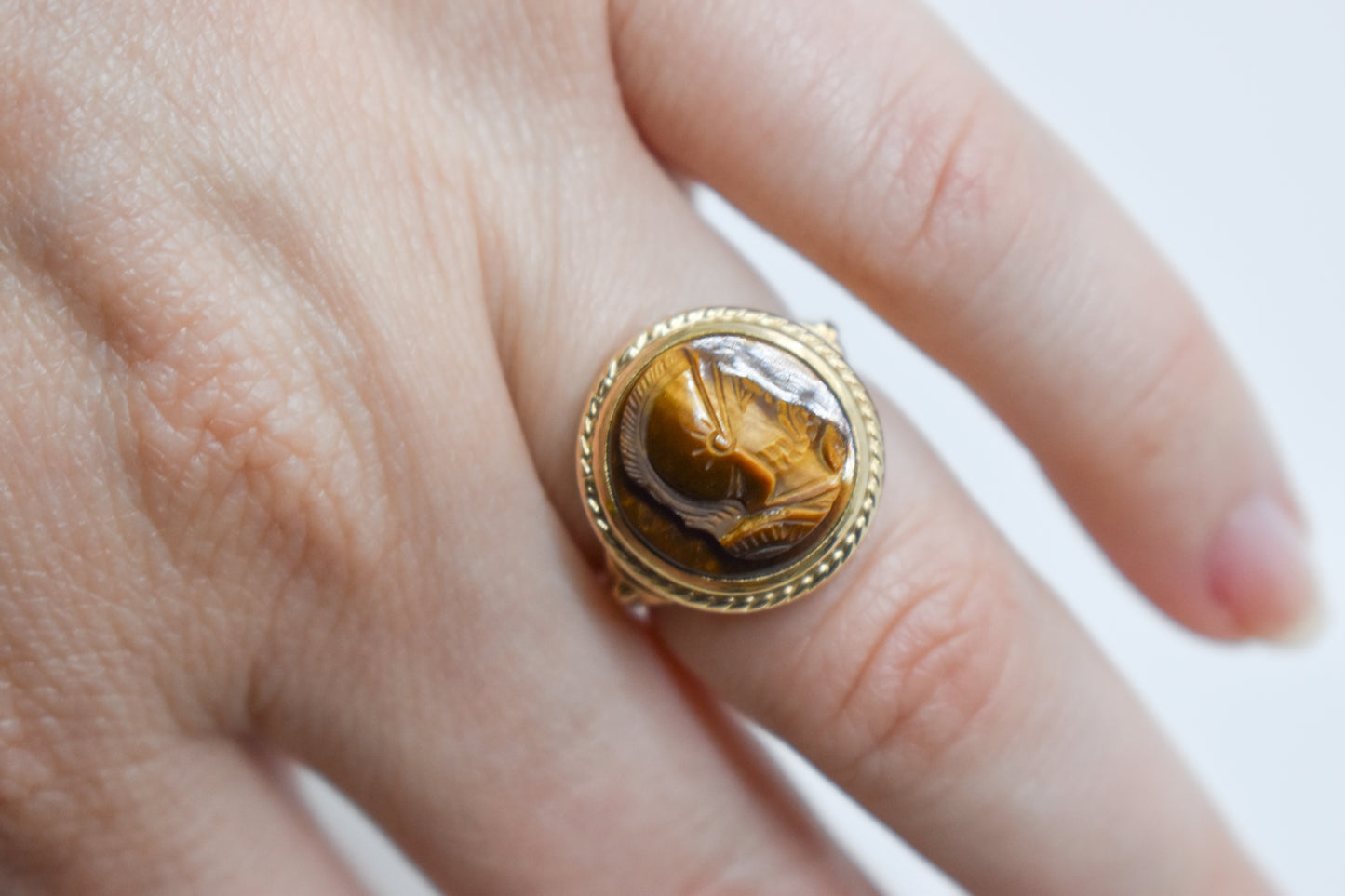 Vintage 10K Yellow Gold Carved Tiger Eye Knight Ring Size 6 1/4