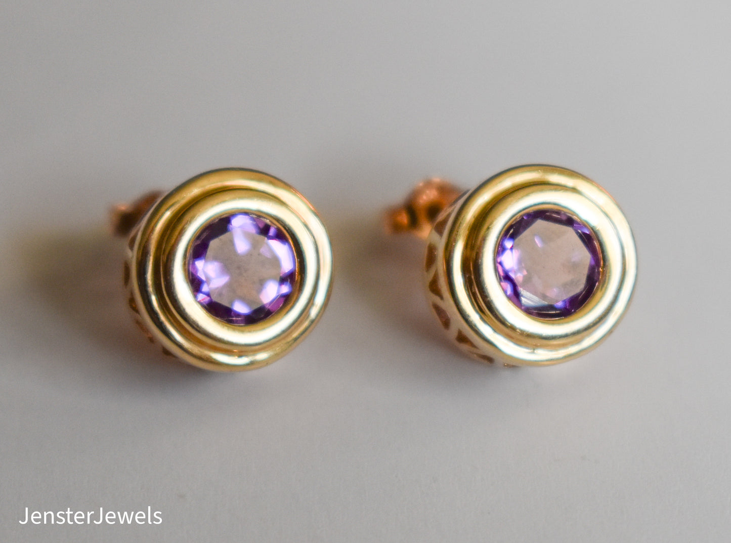 Vintage 14K Yellow Gold Amethyst Bezel Set Circle Stud Earrings