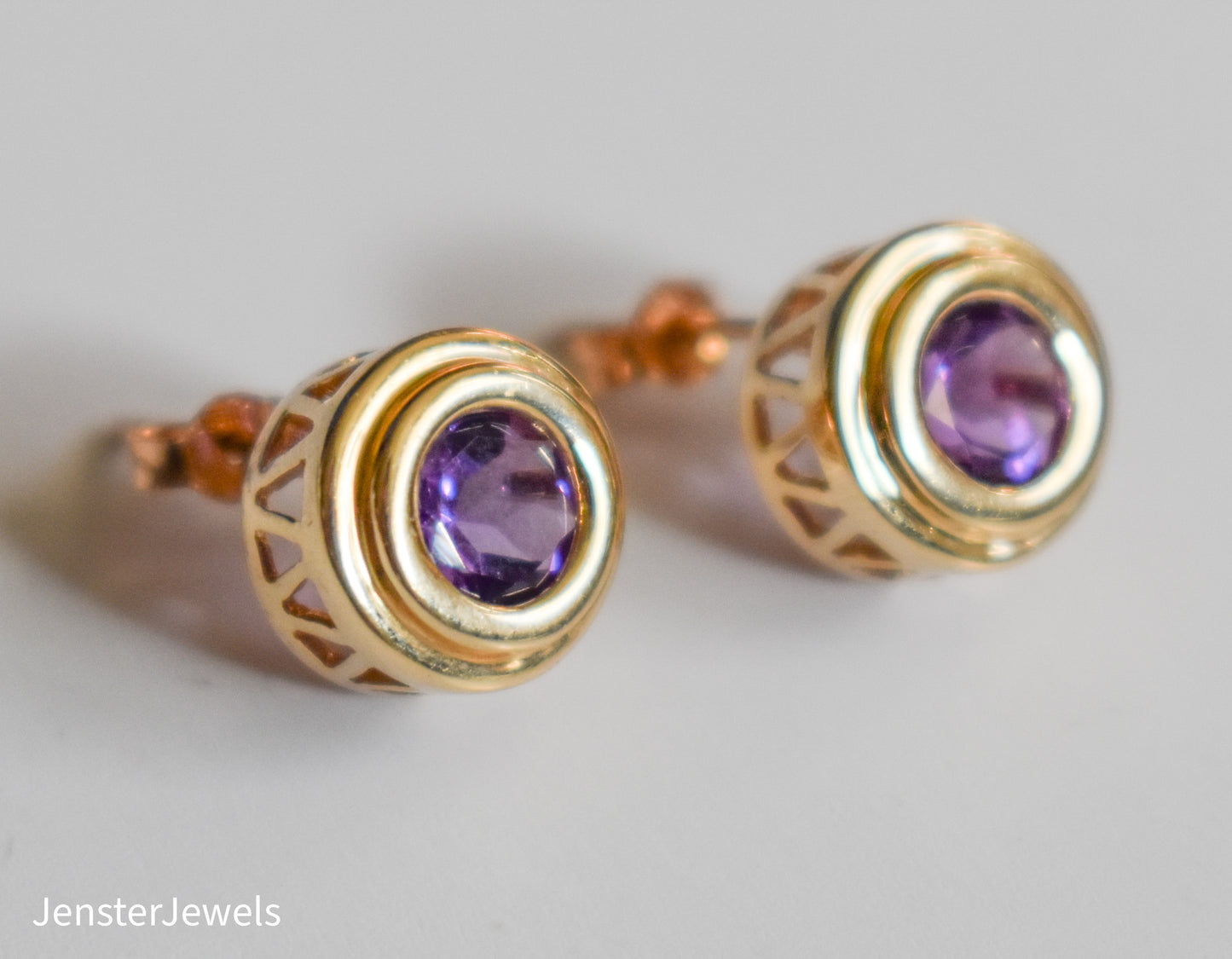 Vintage 14K Yellow Gold Amethyst Bezel Set Circle Stud Earrings