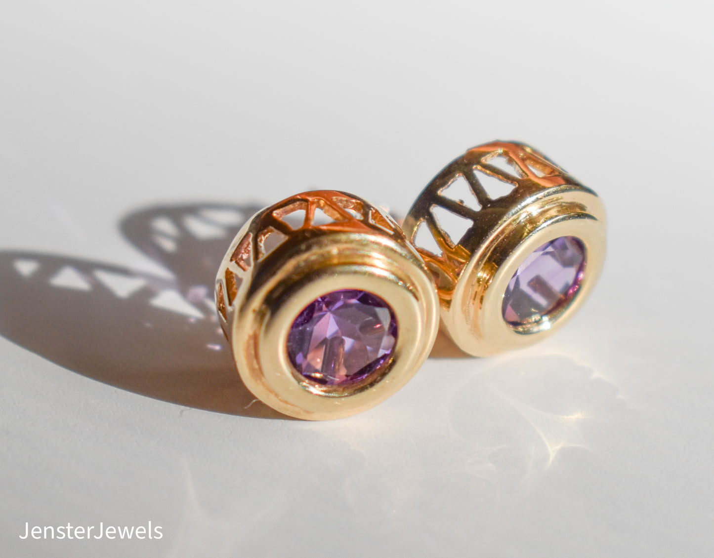 Vintage 14K Yellow Gold Amethyst Bezel Set Circle Stud Earrings