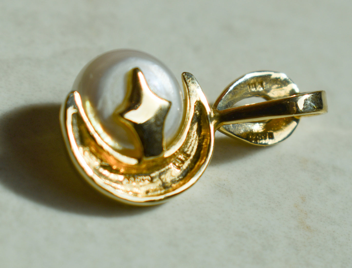 Vintage 14k Yellow Gold Crescent Moon Shaped Pearl Pendant