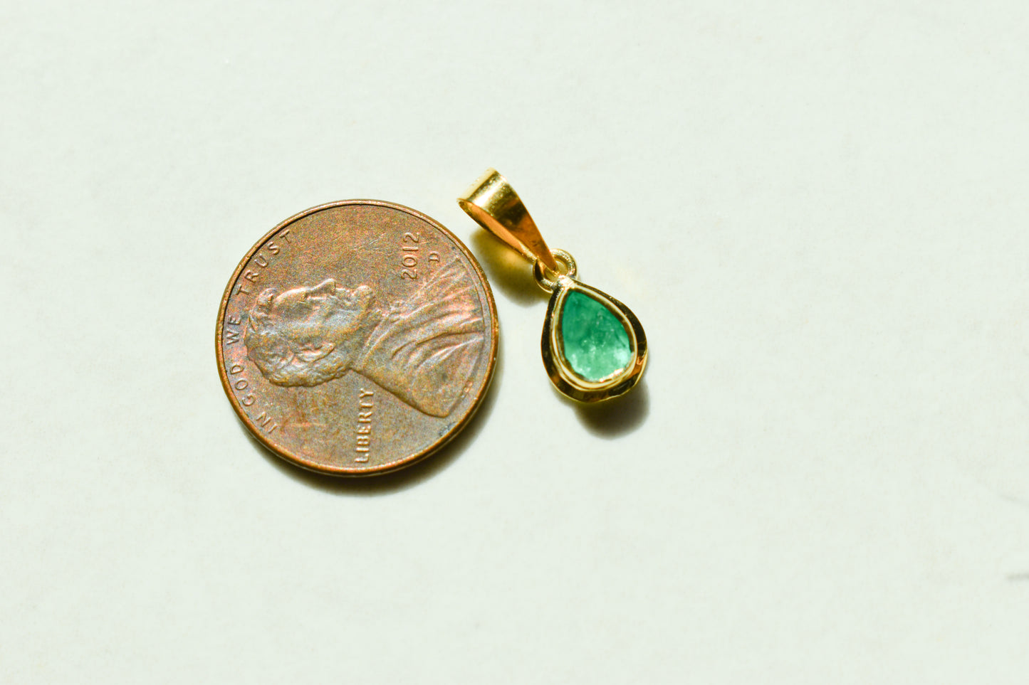 Vintage 18k Yellow Gold Small Pearl Shaped Bezel Emerald Pendant