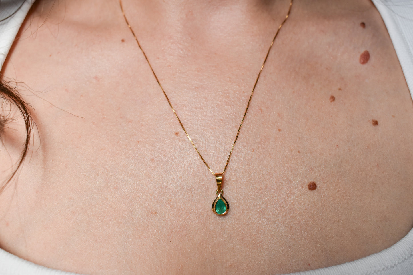 Vintage 18k Yellow Gold Small Pearl Shaped Bezel Emerald Pendant